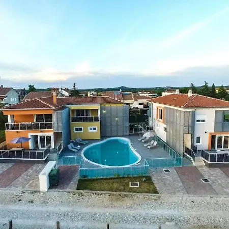アパート Sunshine 9 *